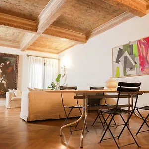 ht-casa-del-pittore-in-piazza-delle-erbe.hotelinveneto.com/